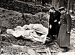 Главный хранитель М.А. Тихомирова у извлеченных из захоронения скульптур. Фото. Май 1945 года
