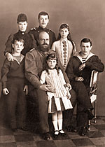 Император Александр III с супругой Марией Федоровной и детьми (фото)
